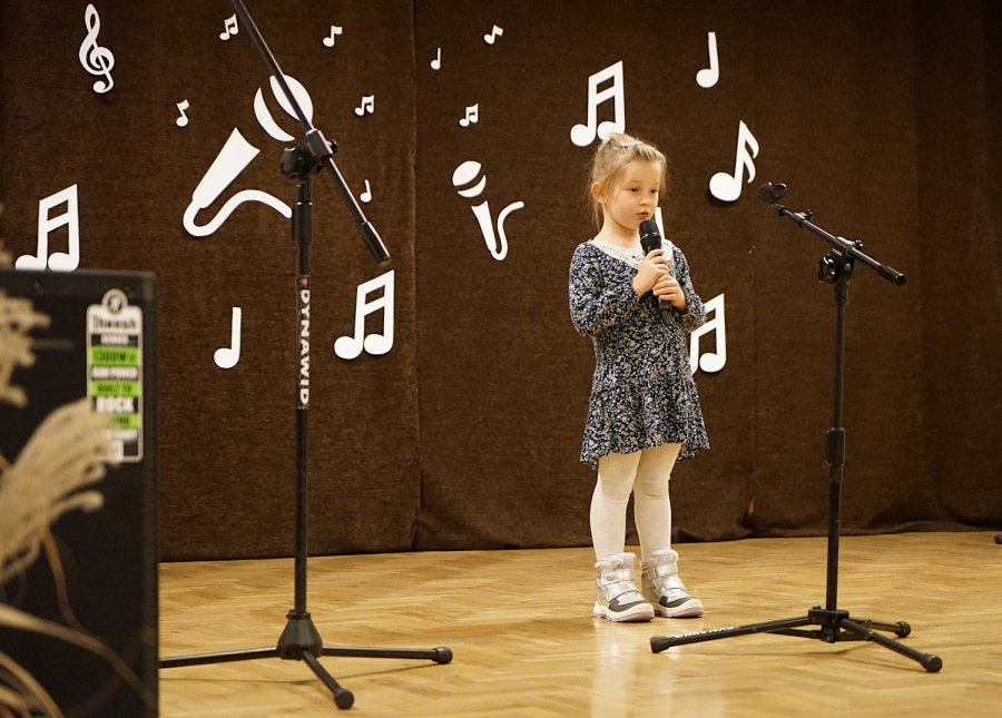 Wzruszająca piosenka małej dziewczynki z Trzebini, gdy wojna szaleje w Ukrainie i na Bliskim Wschodzie (WIDEO)