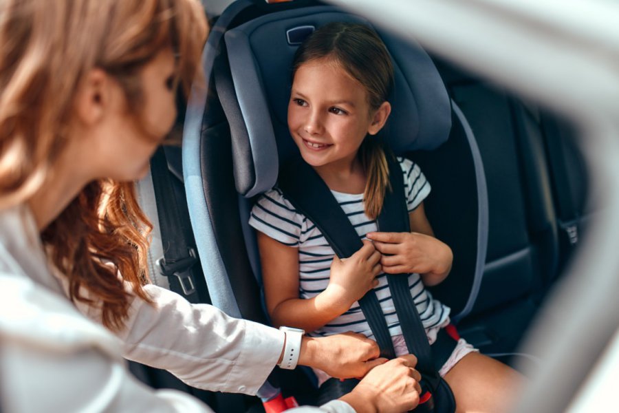 Jak zapewnić dziecku bezpieczeństwo w trakcie podróży samochodem – poradnik dla rozważnych rodziców