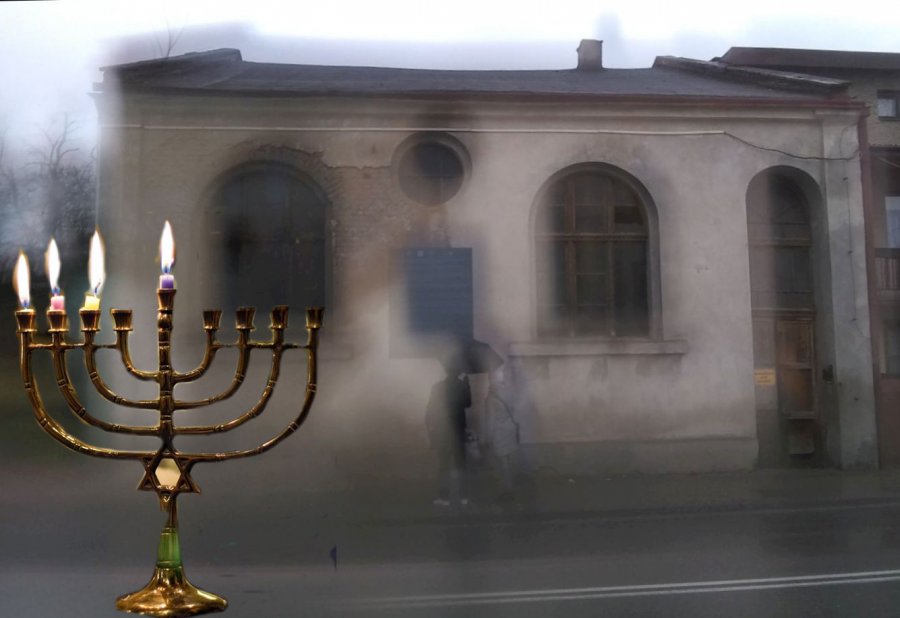 Spotkanie chanukowe przed dawną synagogą w Trzebini 