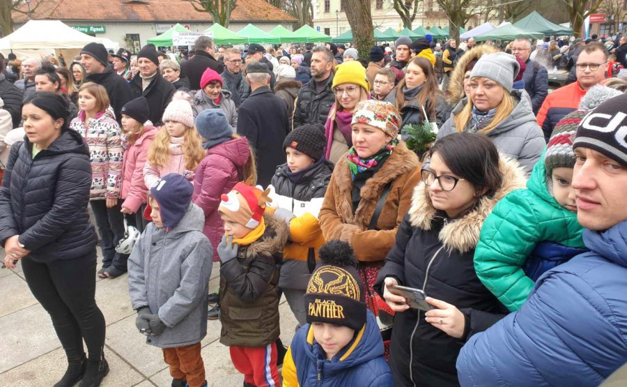 Barszcz i pierogi dla wszystkich! Wielki świąteczny jarmark w Krzeszowicach (WIDEO, ZDJĘCIA)