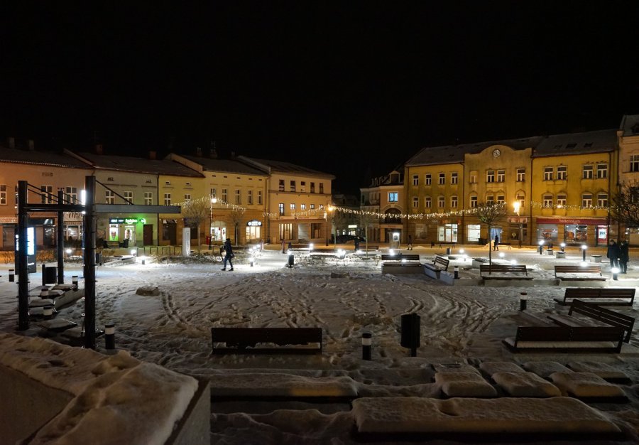 Przebudowany Rynek w Chrzanowie nocną porą. Na razie podświetlana fontanna w naszej wyobraźni (ZDJĘCIA)