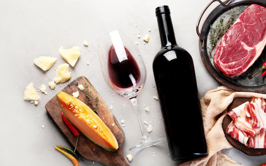 Czerwone wino a kuchnia: doskonałe połączenia smakowe