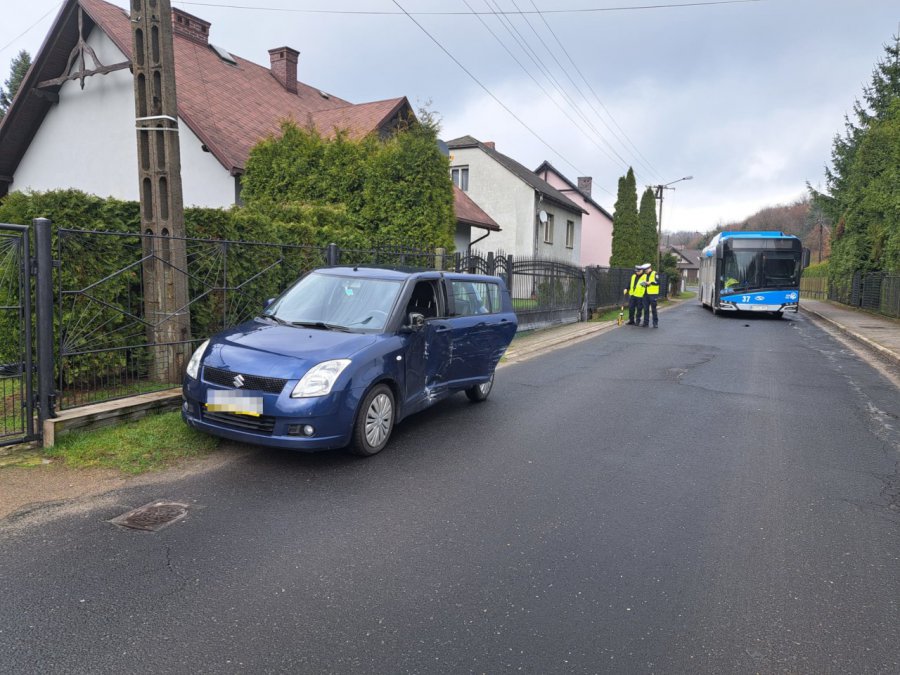 Autobus zderzył się z osobówką w Psarach