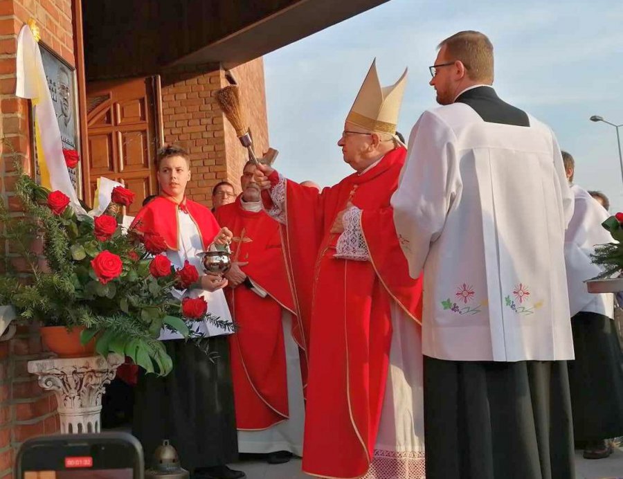 Kardynał odsłonił tablicę upamiętniającą budowniczego chrzanowskiego kościoła