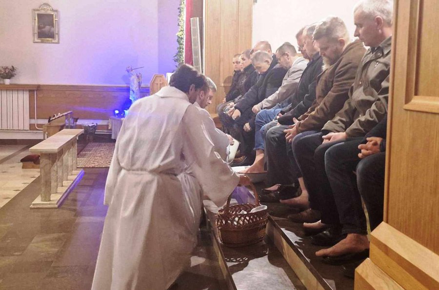 W czwartek rozpoczęło się Święte Triduum Paschalne: W Trzebini-Sierszy umyto nogi dwunastu mężczyznom (WIDEO,ZDJĘCIA)