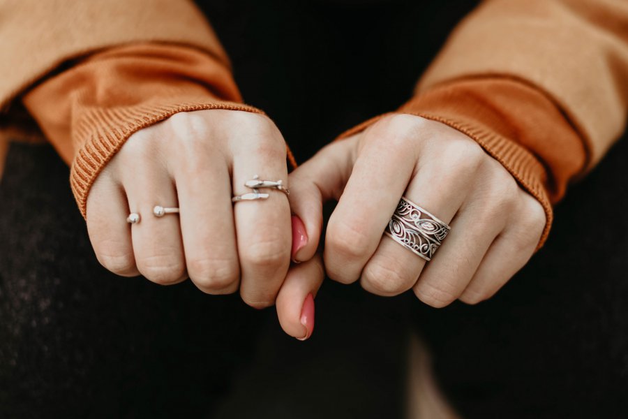 Co oznacza pierścionek na środkowym palcu?