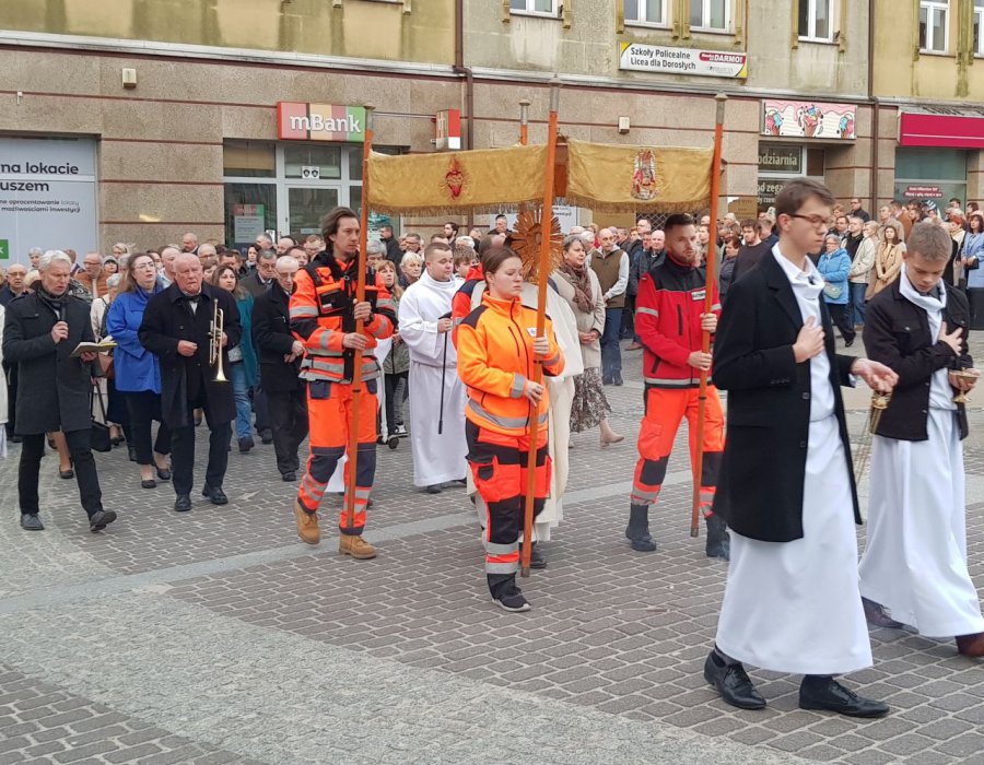 Rezurekcja w Chrzanowie, Wierni zaczęli świętowanie od procesji (WIDEO, ZDJĘCIA)