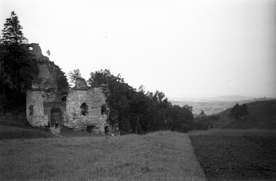 Zamek Tenczyn w Rudnie po wojnie. Często nie było żywego ducha