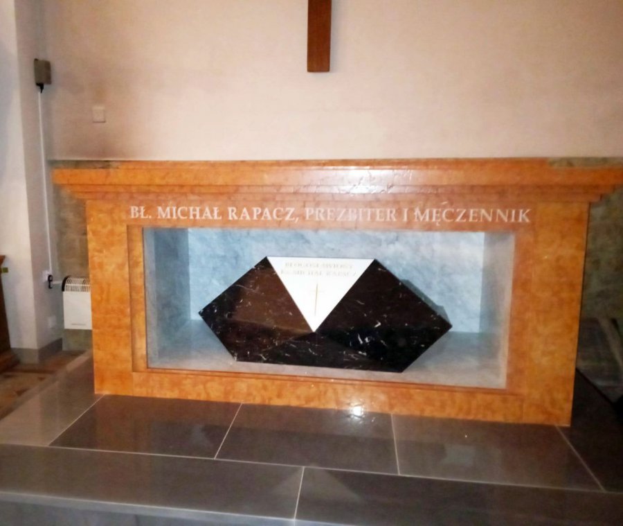 Sarkofag ze szczątkami ks. Michała Rapacza został umieszczony w kościele w Płokach 