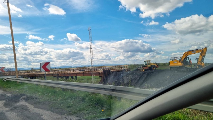 Zobaczcie jak wygląda budowa mostu tymczasowego na Wiśle (WIDEO)