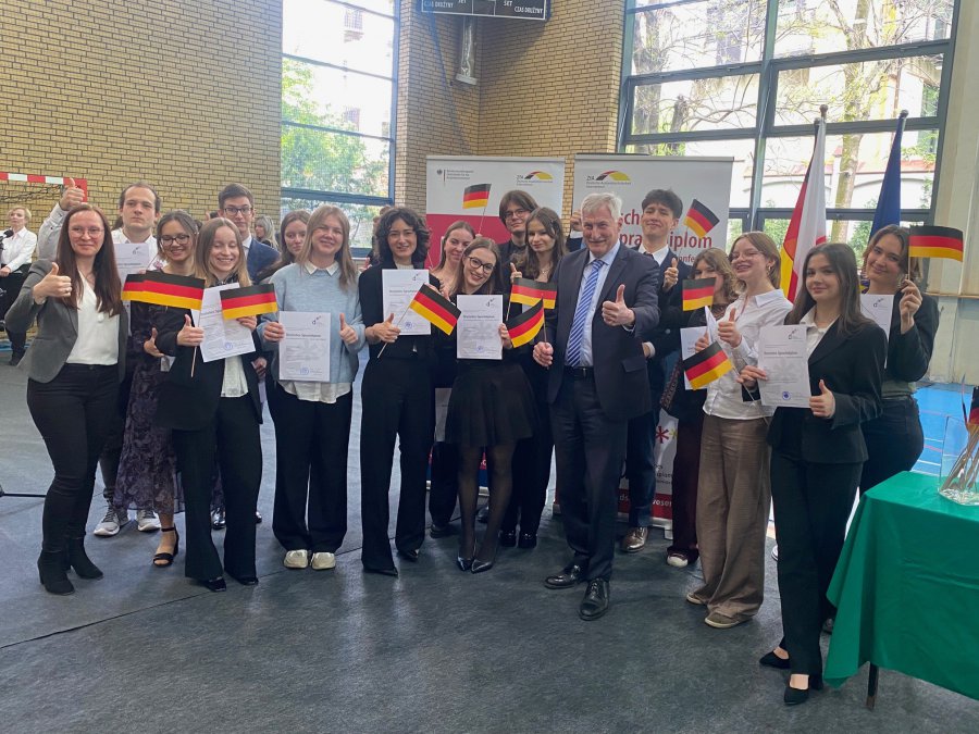 19 uczniów I LO w Chrzanowie odebrało certyfikaty językowe Deutsches Sprachdiplom der Kultusministerkonferenz - Zweite Stufe (DSD II) 