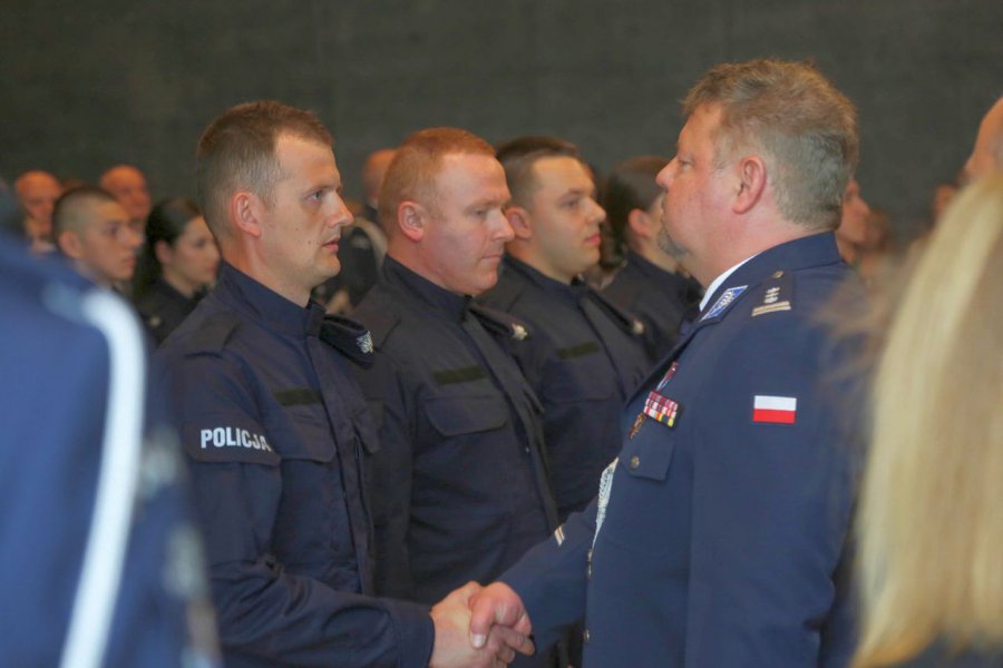 Siedmiu nowych policjantów trafi do komendy w Chrzanowie. Złożyli już ślubowanie