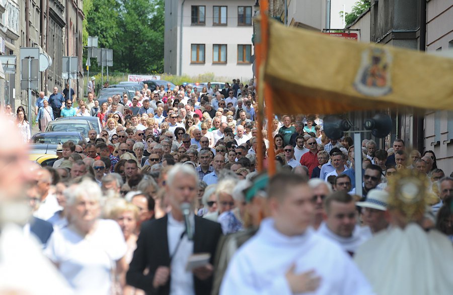Setki wiernych przeszły ulicami Chrzanowa (WIDEO, ZDJĘCIA)