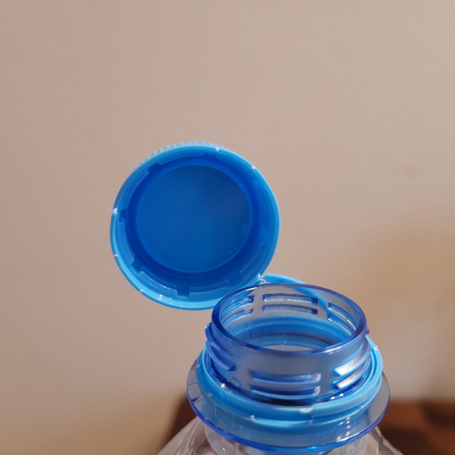 Dlaczego nakrętki plastikowych do butelek stały się ich częścią