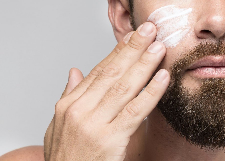 Nocna regeneracja jest kluczem! Krem na noc dla mężczyzn – jak nawilżyć i odbudować skórę twarzy?