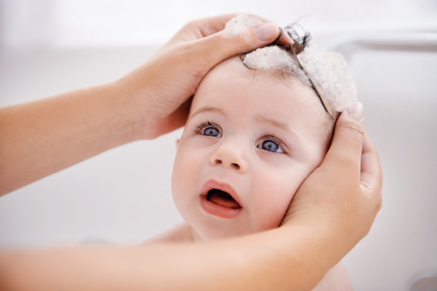Higiena włosów niemowlaka: co warto wiedzieć o skórze głowy maluszka?