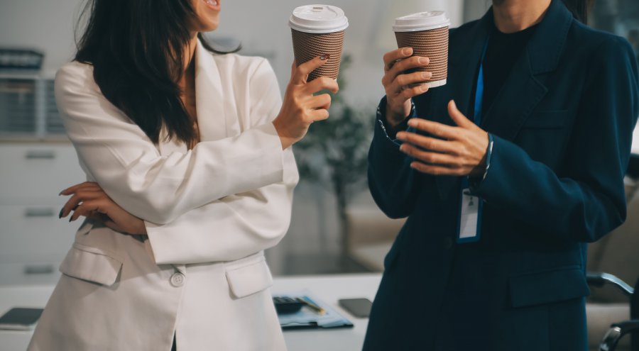Kultura picia kawy w biurze — kawa jako element integracji zespołu